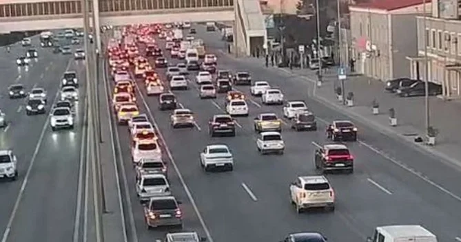 Paytaxtın bir sıra yollarında tıxac yaranıb