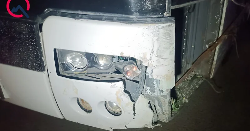 Avtomobil avtobusa çırpıldı, sürücü xəstəxanalıq oldu Foto