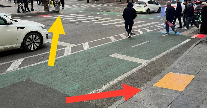 Piyada keçidinin yeri dəyişdirilib; əlillər və uşaqlı qadınlar təhlükədədir FOTO