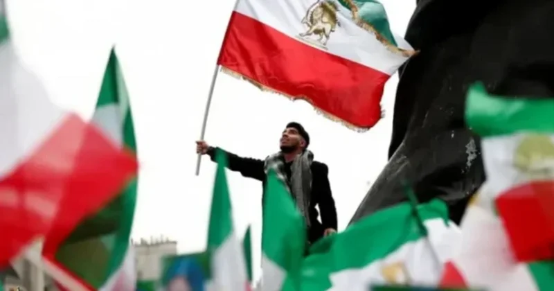 İrandakı etirazlarda Qacarların bayrağı: “Aksiyaçılardan dünyəvilik mesajı“ RƏY + FOTO