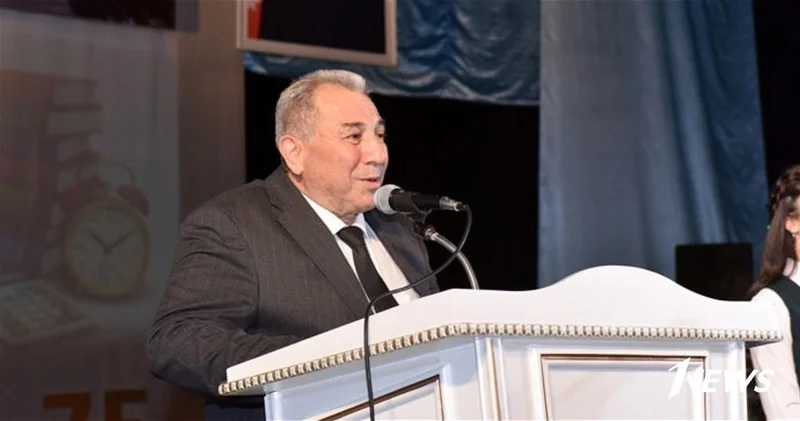 В кабинете директора гимназии обвалился потолок: Директор получил травму и штраф 1000 манатов