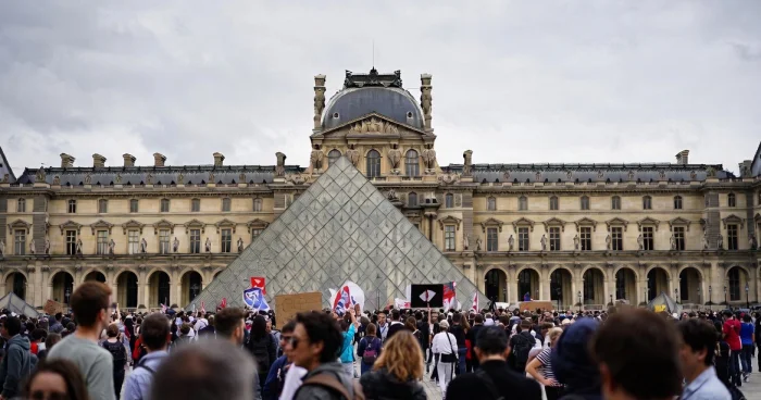 Luvr muzeyi işçilərin tətili səbəbindən bağlanıb