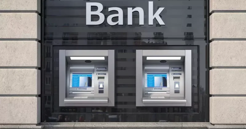 Банкам стало тяжелее зарабатывать на казахстанцах