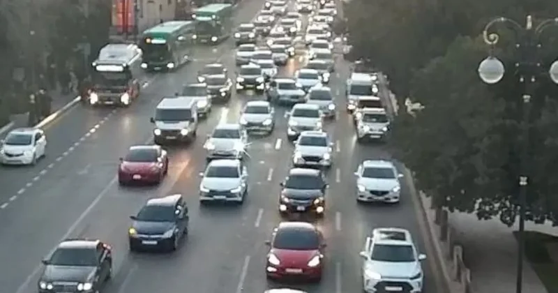 На тринадцати улицах и проспектах Баку заторы