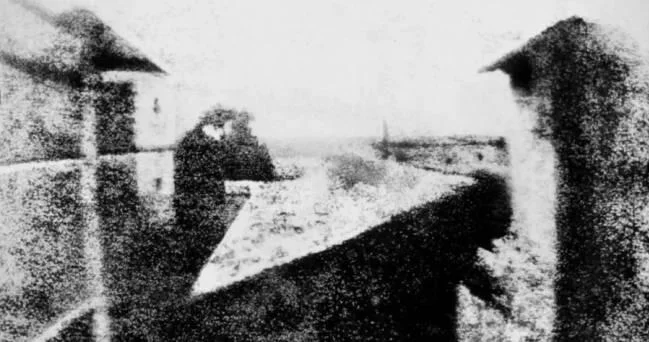 Dünyanın ilk fotoşəkili: 8 saatlıq səbrin nəticəsi