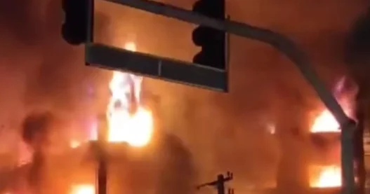 İranda etiraz alovu: Xalq bələdiyyə binasını yandırdı VİDEO
