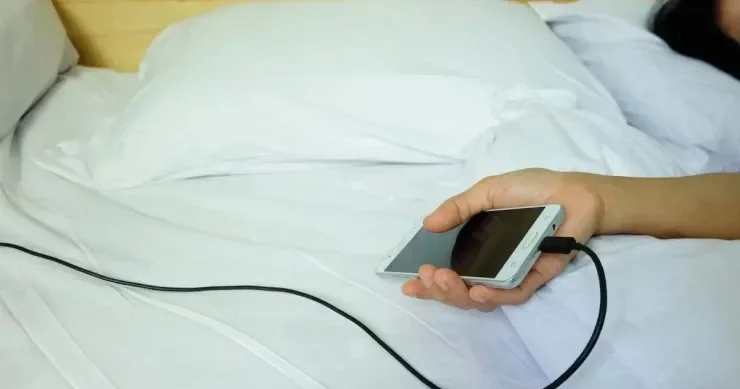 Bir çoxları bunu hər gecə edir: smartfonun harada enerji yığması təhlükəlidir