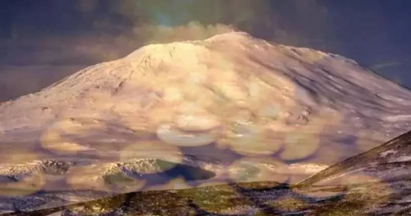 Havaya sərvət səpir: Hər gün 6000 dollar dəyərində qızıl püskürür