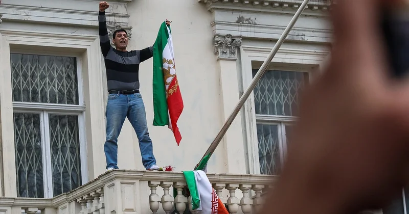 İranın Avstraliya səfirliyində şah dövrünün bayrağı qaldırıldı VİDEO