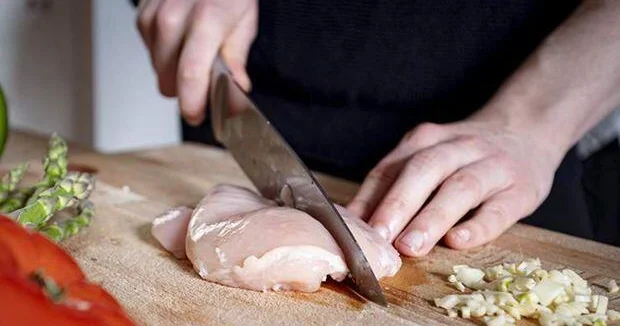 Çox sevilir, amma sağlamlığa ziyandır Toyuğun bu hissələrini yeməyin! VİDEO