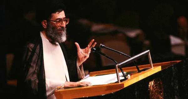 Tarixi görüntülər: İsrail lideri 41 il əvvəl Xameneinin qarşısında VİDEO