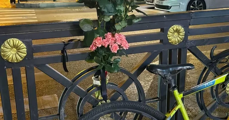 Övladını itirən ata hər gün metronun kənarına gül qoyur FOTO