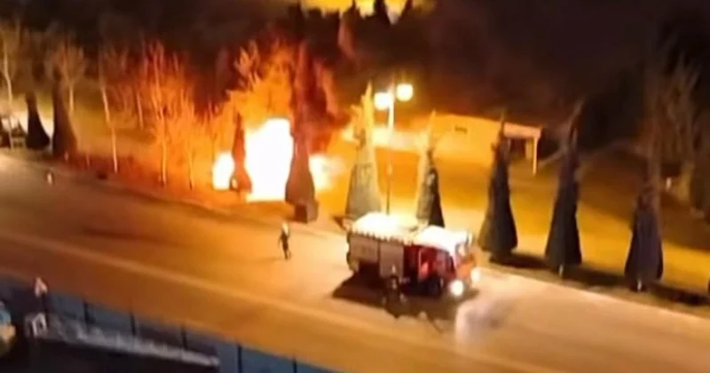 Sumqayıtda iki avtomobil toqquşdu, biri yandı