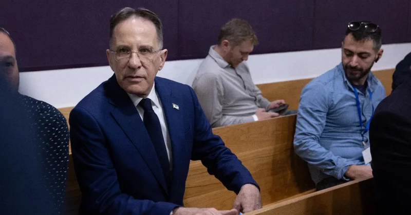 Главу администрации Нетаньяху допрашивали 13 часов и поставили жесткие условия