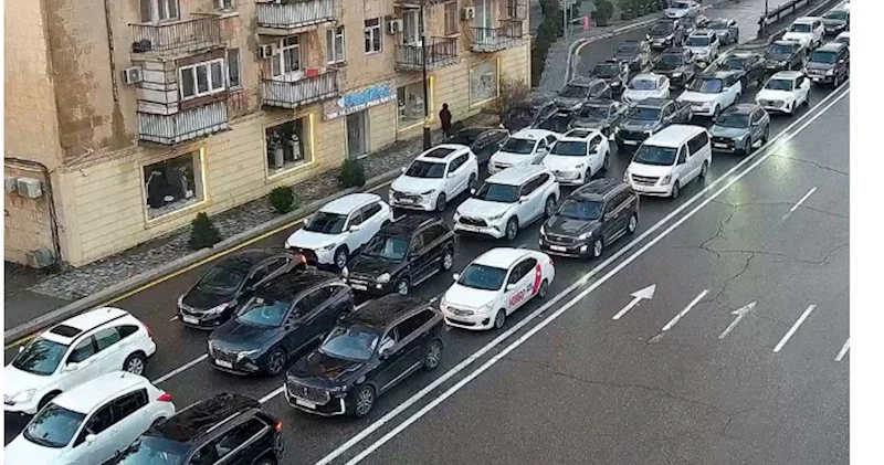 “Əsas problem yol çatışmazlığı deyil, maşınların sayının həddindən çox olmasıdır” AÇIQLAMA