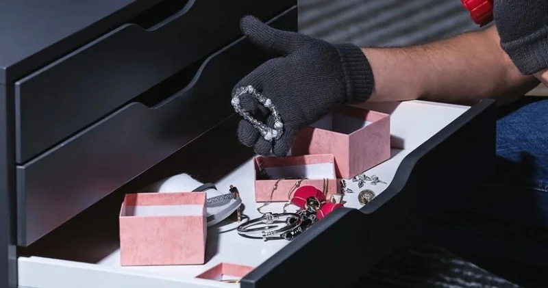 Bakıda evlərdən 10 min manatlıq oğurluq oldu