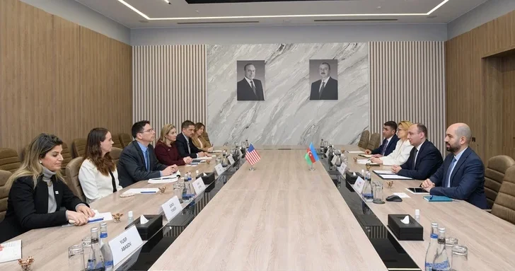 Азербайджан и США обсудили сотрудничество в сферах железнодорожной инфраструктуры и ИИ