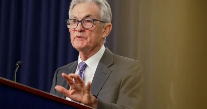 Tramp FES in rəhbərini təqib edir