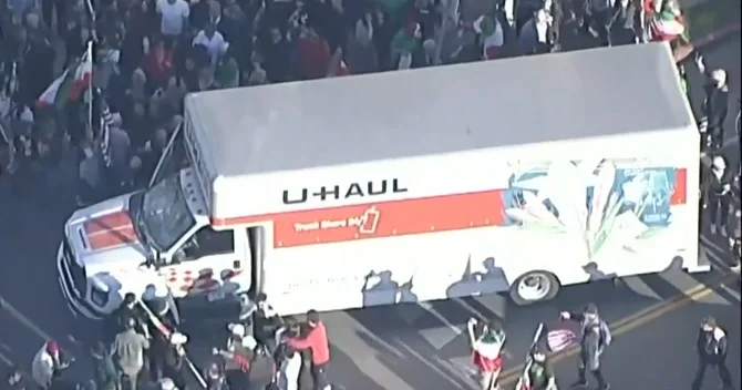 İrana dəstək aksiyasında yük maşını nümayişçilərin üzərinə sürüldü