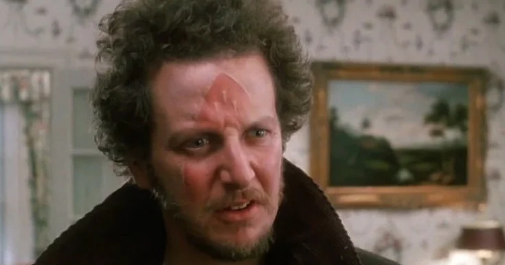 “Evdə tək”in aktyoru xanıma etdiyi təklifə görə cərimələndi