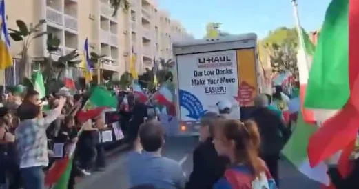 ABŞ da DƏHŞƏT Yük maşınını etirazçıların üzərinə sürdü ANBAAN VİDEO