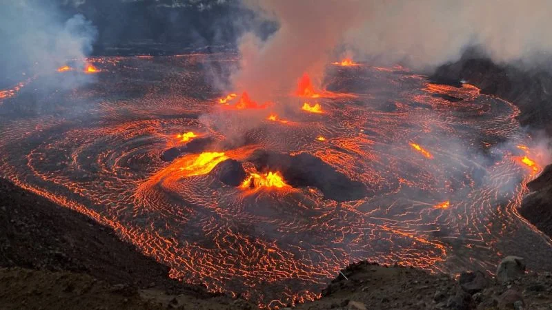 Kilauea vulkanı püskürdü: Lava 100 metr hündürlüyə qalxdı