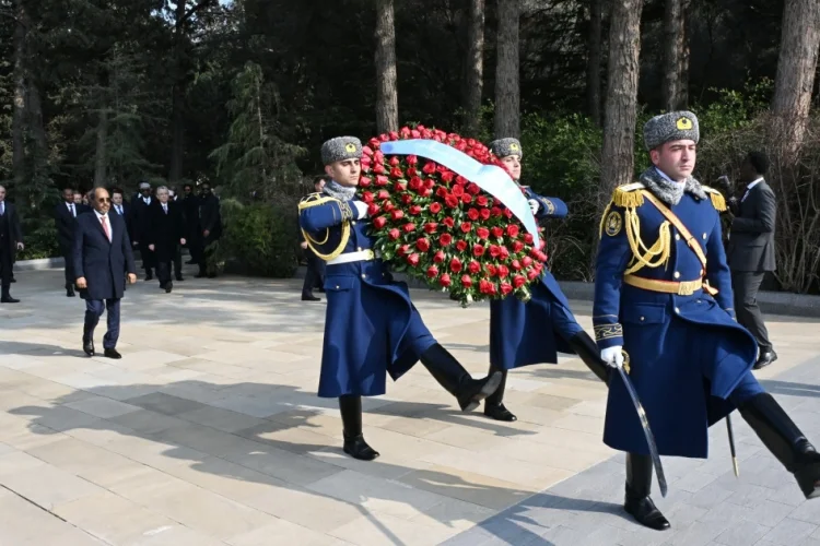 Hasan Şeyx Mahmud Bakıda Fəxri Xiyabanı ziyarət edib