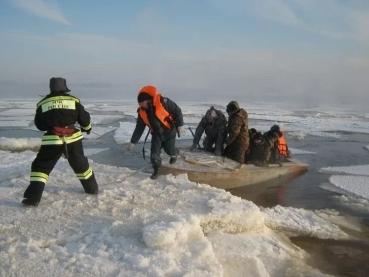 В Сахалинской области более 200 рыбаков унесло на льдине в Охотское море: всех удалось эвакуировать