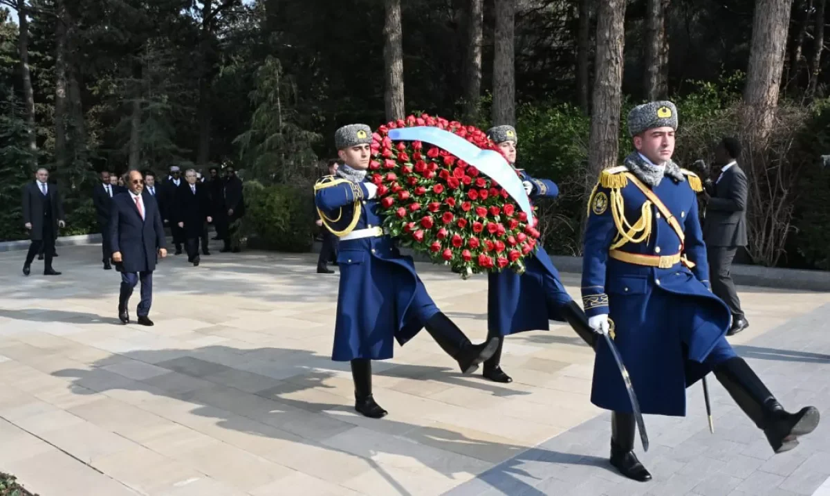 Президент Сомали почтил память общенационального лидера Гейдара Алиева в Аллее почетного захоронения Фото