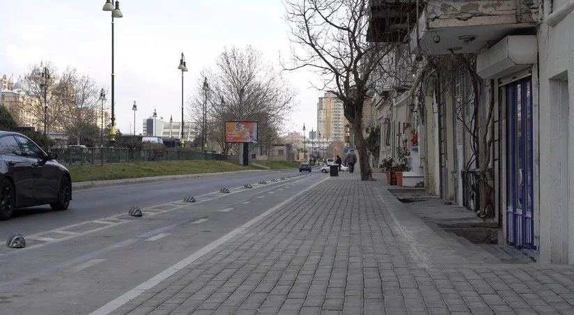 Bakının Mirzəağa Əliyev küçəsində yeni səki salınıb