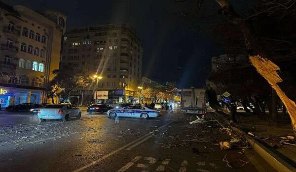 Bakıda yük maşını ağacı aşırtdı, sıxlıq yarandı Foto