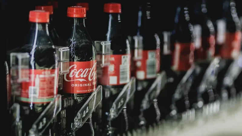 Coca Cola, Trump tariflərinə görə daha çox plastik istifadə edə biləcəyini söylədi