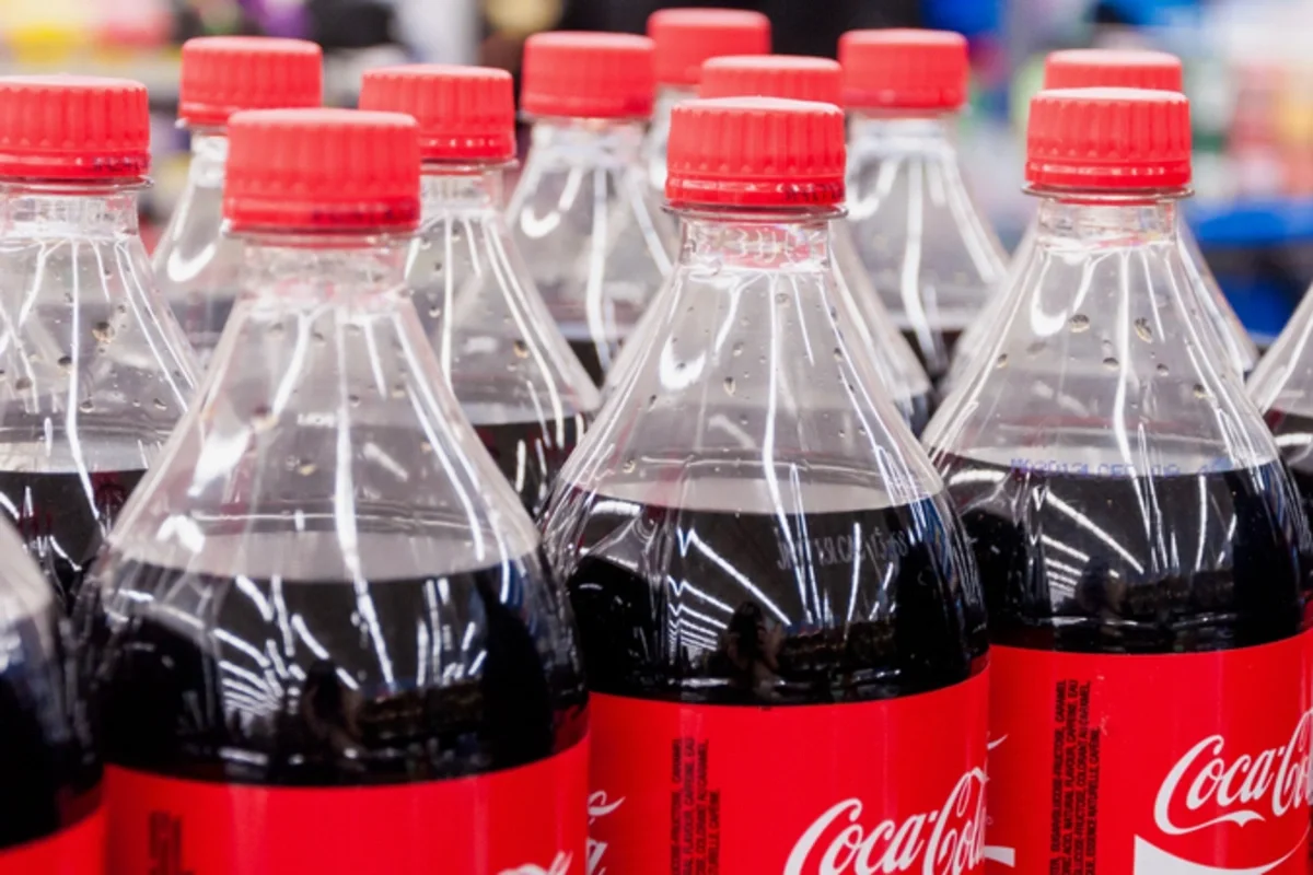 Trampın qərarı Coca Cola nı çətin vəziyyətə salıb: Çıxış yolu axtarılır