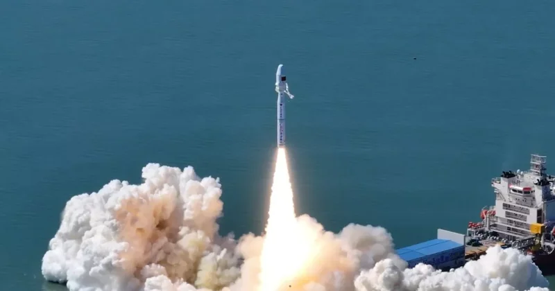 Пакистан успешно запустил спутник с морской платформы: ВИДЕО