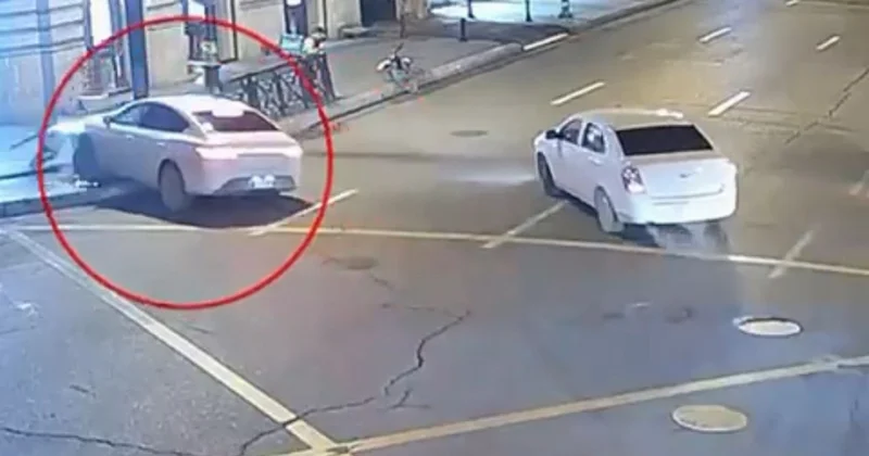 Bakıda avtomobil işıqfora çırpıldı VİDEO