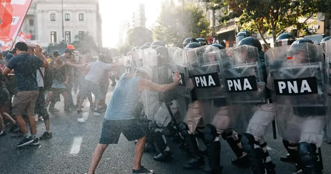 Argentinada minlərlə insan əmək islahatına etiraz edir