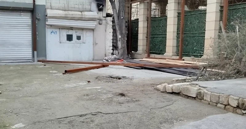 “Gecə saat ikiyə, üçə kimi səs küy olur“ Yasamalda sakinlər binanın həyətində tikilən kafedən şikayət etdilər