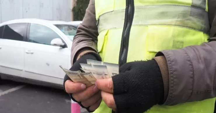 Bakıda dayanma durma nişanını söküb pul yığan parkovşik HƏBS OLUNDU