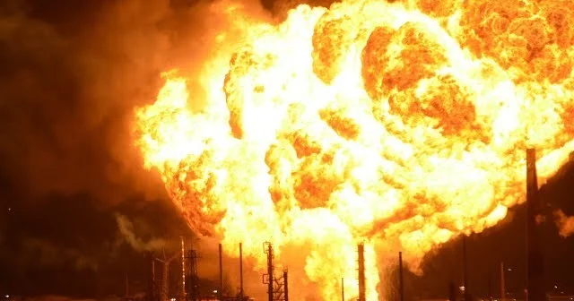 СМИ сообщили об атаке дронов на НПЗ в 1700 км от Украины