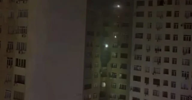 Bakıda çoxmərtəbəli bina yanır, insanlar kömək gözləyir VİDEO