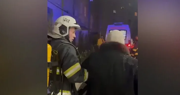 В Баку в жилом доме произошёл пожар