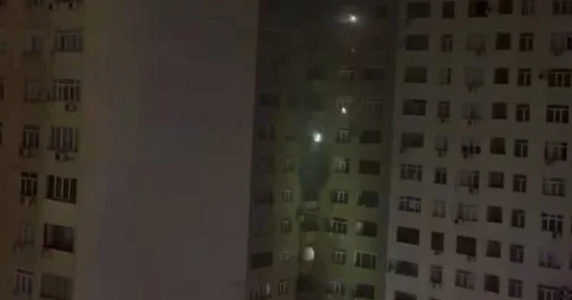 В Баку загорелся многоэтажный жилой дом