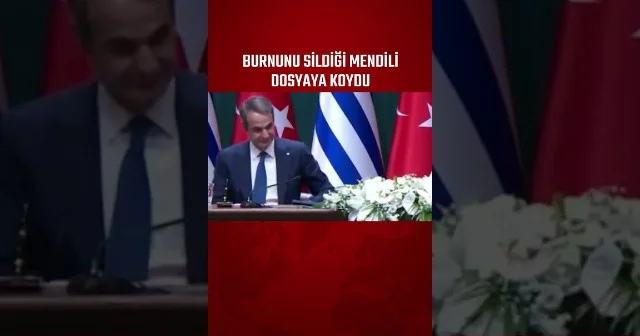 Burnunu sildiyi dəsmalı qovluğa qoydu VİDEO