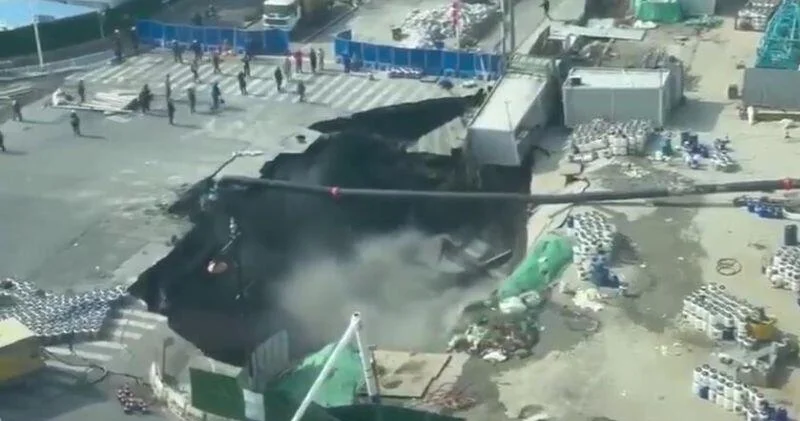 В Шанхае образовалась гигантская дыра на дороге ВИДЕО