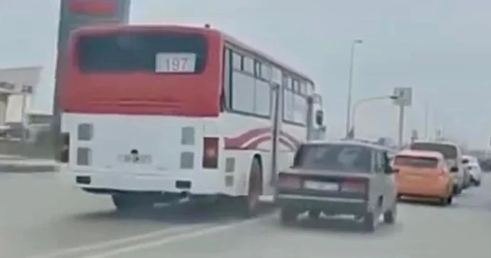 Sərnişin dolu avtobusla əks yola çıxıb maşınların üzərinə sürdü VİDEO