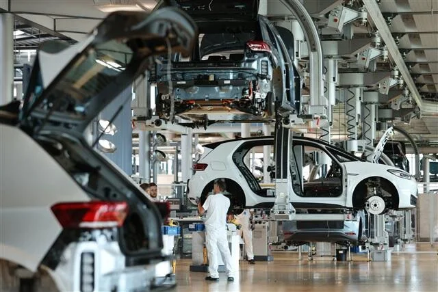 Volkswagen in gəlirləri azaldı Çin bazarında sərt rəqabət