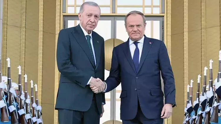 Donald Tusk Ərdoğanı sabitliyin təmin edilməsində aparıcı rol oynamağa çağırıb