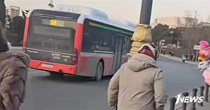 В Баку маршрутный автобус игнорирует остановки Ответ AYNA ВИДЕО