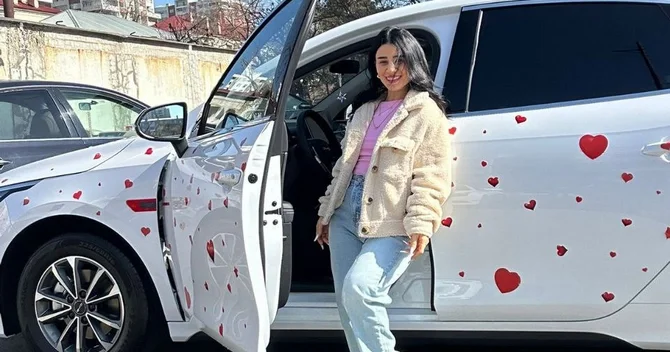 Sükan arxasında stereotipləri dəyişən qadın Bolt sürücüsü və sahibkar Gülnar Kazımzadənin 8 Mart hekayəsi