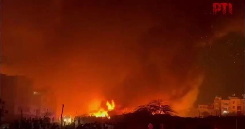 Крупный пожар вспыхнул в Нью Дели ВИДЕО